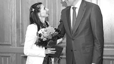 Вручение удостоверения и знака «Народный артист РФ» приме-балерине НГАТОиБ Анне Жаровой. Фото Аркадия УВАРОВА