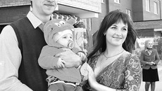 Татьяна, Александр и Вячеслав Толстых переезжают в новый дом. Фото Михаила ПЕРМИНА