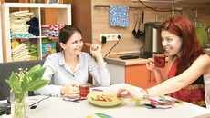 Милое общение двух соседок. Фото Михаила ПЕРМИНА