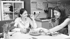 Милое общение двух соседок. Фото Михаила ПЕРМИНА