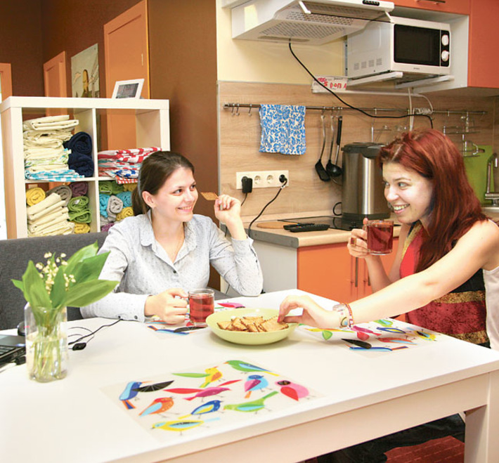 Милое общение двух соседок. Фото Михаила ПЕРМИНА