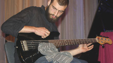 Басист Луи Шильд. Фото Оксаны САУШКИНОЙ