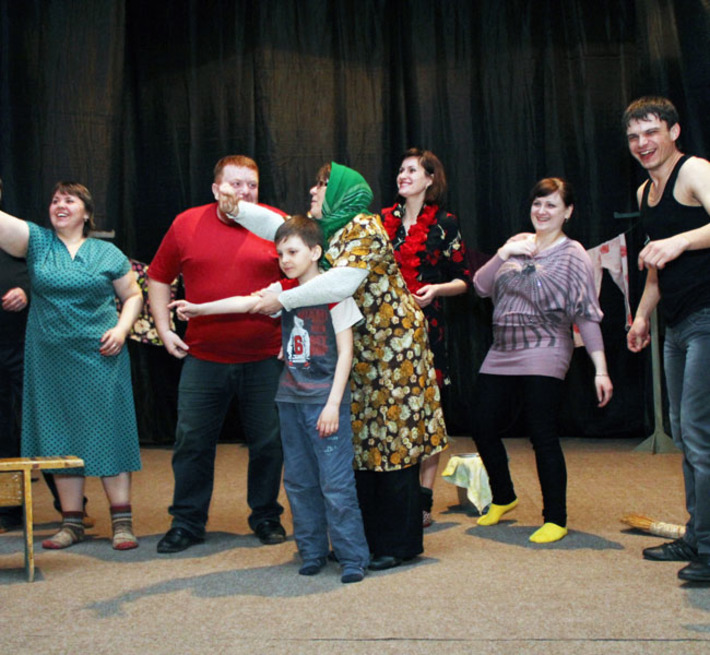 Сцена из спектакля «Нелюдимо наше море…» в исполнении артистов театра-студии «Эксперимент». Фото Алексея БОГДАНОВА