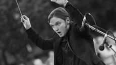 Концерт оpen air накануне Дня города: в первом ряду — Валерий Бродский, Игорь Зеленский, Борис Мездрич; дирижирует Айнарс Рубикис.Фото Виктора ДМИТРИЕВА