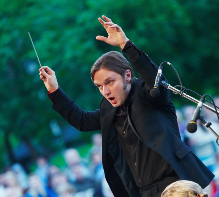 Концерт оpen air накануне Дня города: в первом ряду — Валерий Бродский, Игорь Зеленский, Борис Мездрич; дирижирует Айнарс Рубикис.Фото Виктора ДМИТРИЕВА