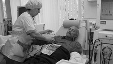 Процедура очистки крови от токсинов занимает четыре часа. Фото Михаила ПЕРМИНА