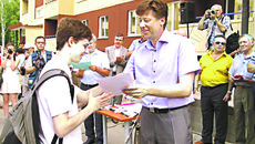 Молодые ученые получают ключи от нового служебного жилья. Фото с сайта sibkray.ru