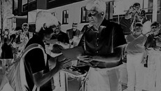 Молодые ученые получают ключи от нового служебного жилья. Фото с сайта sibkray.ru