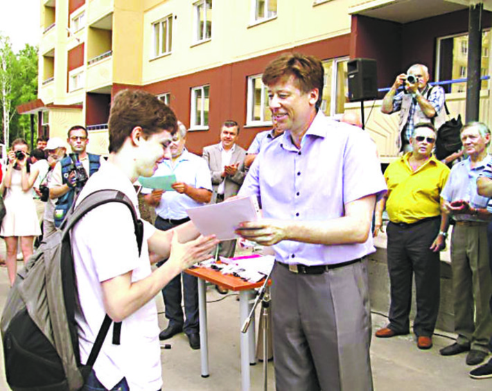 Молодые ученые получают ключи от нового служебного жилья. Фото с сайта sibkray.ru