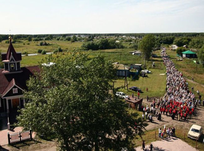 Крестный ход к храму во имя Преподобного Серафима Саровского в с. Турнаево. Фото РИА «Новости»