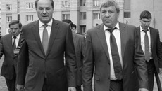 Василий Юрченко и Игорь Слюняев осматривают объект. Фото Михаила ПЕРМИНА