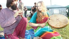 Яша и Алёна приехали на фестиваль автостопом. Фото Марии БЕЗДЕНЕЖНЫХ