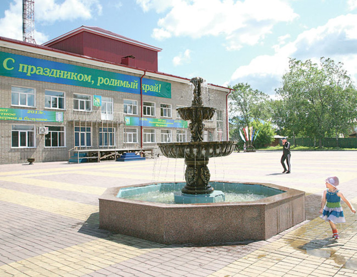 Центральная площадь, любимое место праздников и отдыха горожан. Фото Михаила ПЕРМИНА
