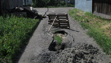На месте прорыва водопровода осталась яма. Фото Светланы СЫСОЕВОЙ