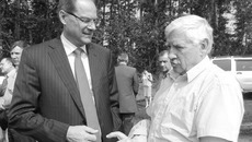 Губернатор области Василий Юрченко и директор ЗАО племзавод «Ирмень», депутат Законодательного собрания Новосибирской области Юрий Бугаков: обсуждение новых аграрных технологий. Фото Марины ЛУПЕЙКЕНЕ