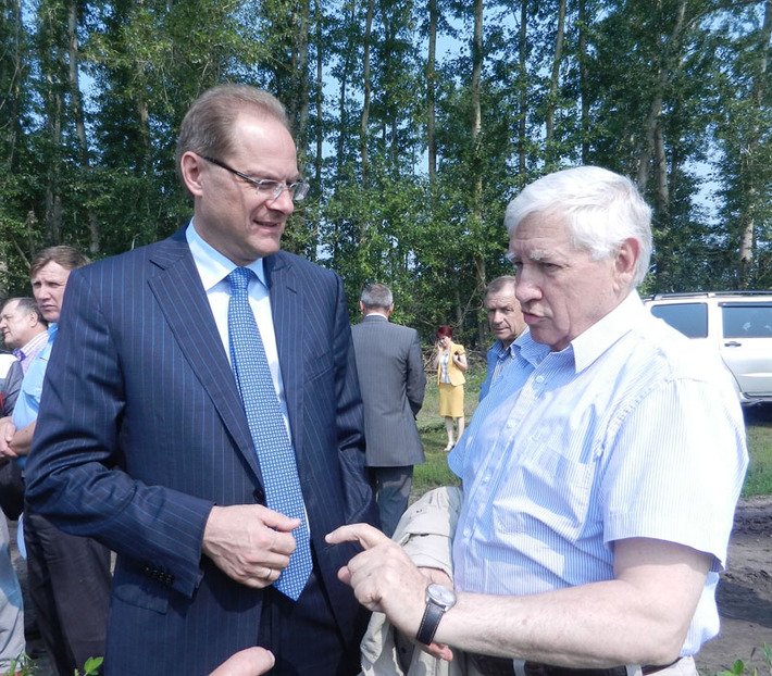 Губернатор области Василий Юрченко и директор ЗАО племзавод «Ирмень», депутат Законодательного собрания Новосибирской области Юрий Бугаков: обсуждение новых аграрных технологий. Фото Марины ЛУПЕЙКЕНЕ