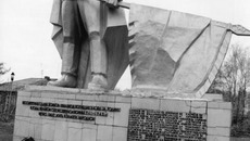 Мемориал в поселке Искра Черепановского района. Фото Михаила АИСТОВА (архив)