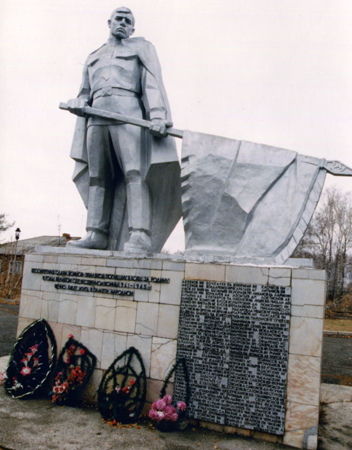 Мемориал в поселке Искра Черепановского района. Фото Михаила АИСТОВА (архив)