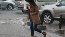 Вчерашний ливень: бурный поток на проезжей части. Фото Аркадия УВАРОВА