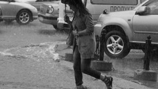 Вчерашний ливень: бурный поток на проезжей части. Фото Аркадия УВАРОВА