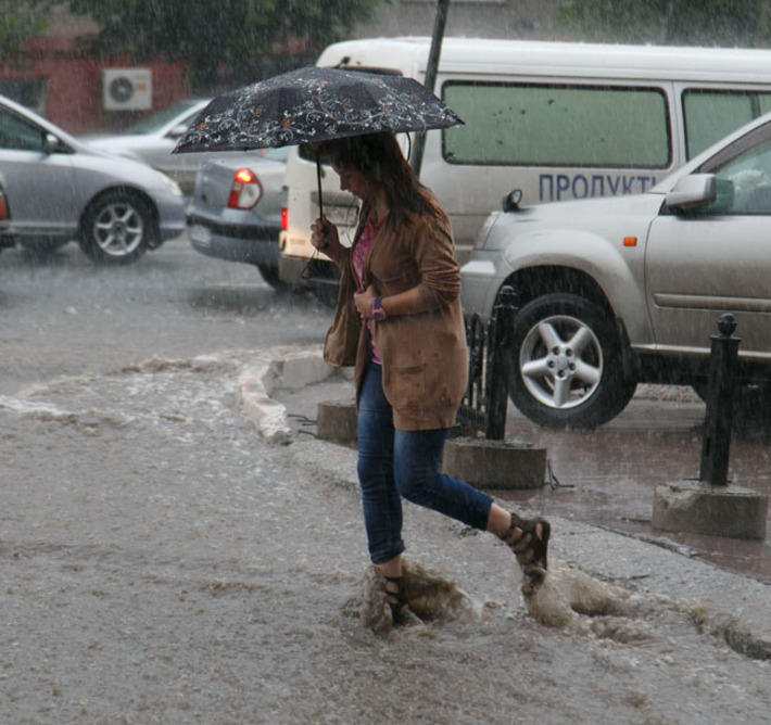 Вчерашний ливень: бурный поток на проезжей части. Фото Аркадия УВАРОВА