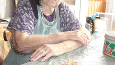 За эти безделушки в надежде на счастье пенсионерка отдала не одну тысячу рублей. Фото Светланы СЫСОЕВОЙ