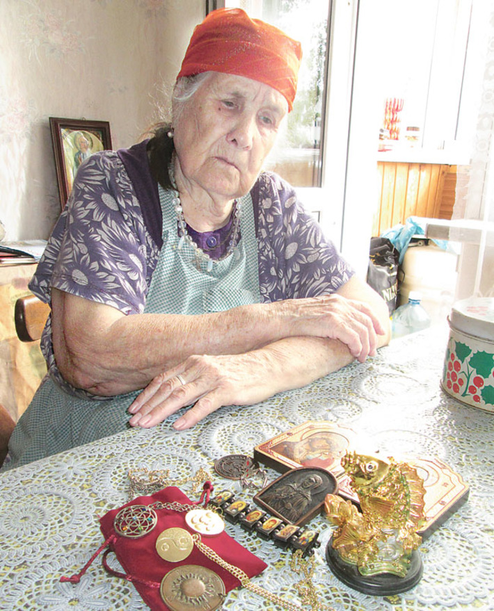 За эти безделушки в надежде на счастье пенсионерка отдала не одну тысячу рублей. Фото Светланы СЫСОЕВОЙ