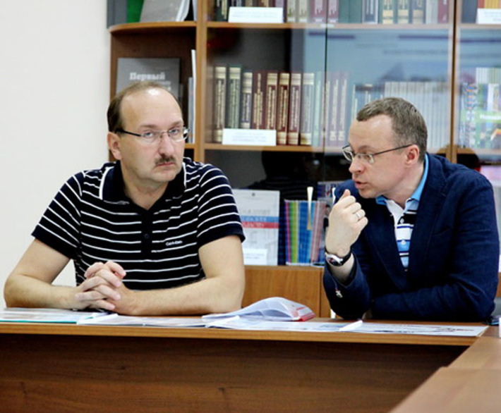 Николай Конкин и Юрий Петухов в методическом центре. Фото с сайта izbirkomnsc.ru