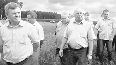 Участники агроконференции по выращиванию кукурузы, проходившей на базе ОАО «Надежда» Баганского района. Фото Марины ЛУПЕЙКЕНЕ