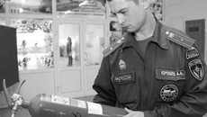 В школах области практически нет серьезных нарушений в системе противопожарной безопасности, но инспекторы тщательно проверяют каждый ее элемент. Фото Михаила ПЕРМИНА