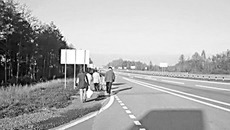 Ходить по обочине небезопасно. Фото с сайта karpinskшy.in.ya