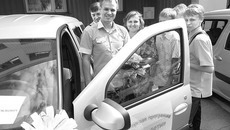 Ключи от новых автомобилей «Лада-Ларгус» из рук губернатора Василия Юрченко получили двадцать многодетных семей региона. Фото Аркадия УВАРОВА