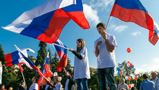 Государственный флаг требует бережного отношения. Фото Аркадия УВАРОВА