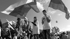 Государственный флаг требует бережного отношения. Фото Аркадия УВАРОВА