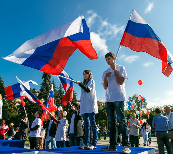 Государственный флаг требует бережного отношения. Фото Аркадия УВАРОВА