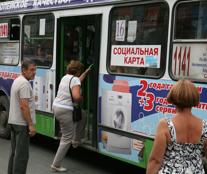 Установка систем видеонаблюдения в салонах общественного транспорта выгодна всем: пассажирам, перевозчикам и страховым компаниям. Фото Бориса МОСКВИНА