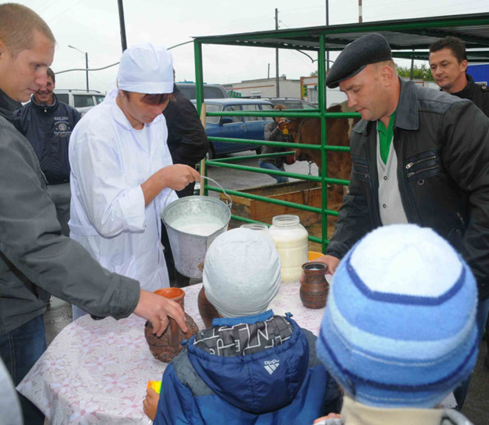 На фестивале молока свою продукцию представили семь переработчиков. Фото Марины ЛУПЕЙКЕНЕ