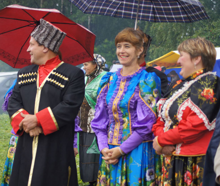 Дождь веселью не помеха. Фото Марины ТАЛАЛОВОЙ