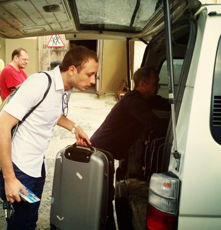 Тимофей Кулябин:  «Чемодан — в аэропорт!». Фото Юлии БРЯЗГОВОЙ