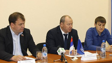 Александр Морозов (на снимке в центре), Сергей Субботин (слева) и Игорь Титаренко на пресс-конференции провели краткий анализ итогов работы партийной команды «Единой России».