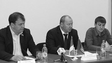 Александр Морозов (на снимке в центре), Сергей Субботин (слева) и Игорь Титаренко на пресс-конференции провели краткий анализ итогов работы партийной команды «Единой России».