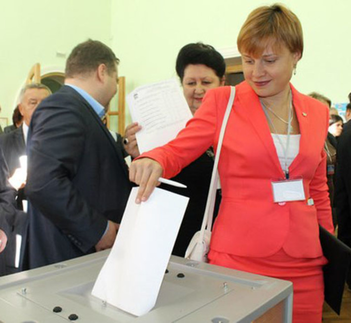 Впервые в работе конференции в качестве делегата принимала участие двукратная олимпийская чемпионка Анна Богалий. Фото с сайта novosibirsk.er.ru