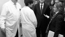 Во время рабочей поездки в Бердск губернатор Василий Юрченко посетил центральную городскую больницу. Фото Аркадия УВАРОВА