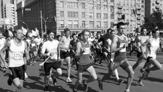 На главную дистанцию фестиваля бега — полумарафон — вышли более 600 человек. Фото Аркадия УВАРОВА