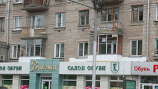 До единства стиля и элегантности фасадам большинства наших домов еще далеко. Сегодня каждый — кто во что горазд... Фото Михаила ПЕРМИНА