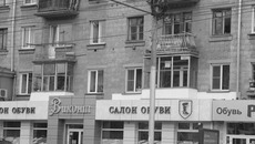 До единства стиля и элегантности фасадам большинства наших домов еще далеко. Сегодня каждый — кто во что горазд... Фото Михаила ПЕРМИНА