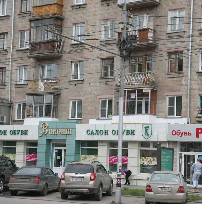 До единства стиля и элегантности фасадам большинства наших домов еще далеко. Сегодня каждый — кто во что горазд... Фото Михаила ПЕРМИНА