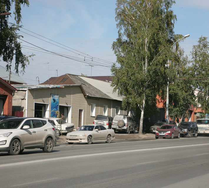 Улица Жуковского со временем превратилась в огромный автомоечный комплекс. Фото Михаила ПЕРМИНА