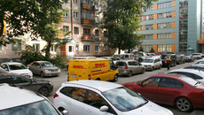 У каждого дома — железное «стадо». Фото Аркадия УВАРОВА