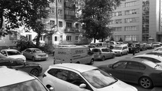 У каждого дома — железное «стадо». Фото Аркадия УВАРОВА